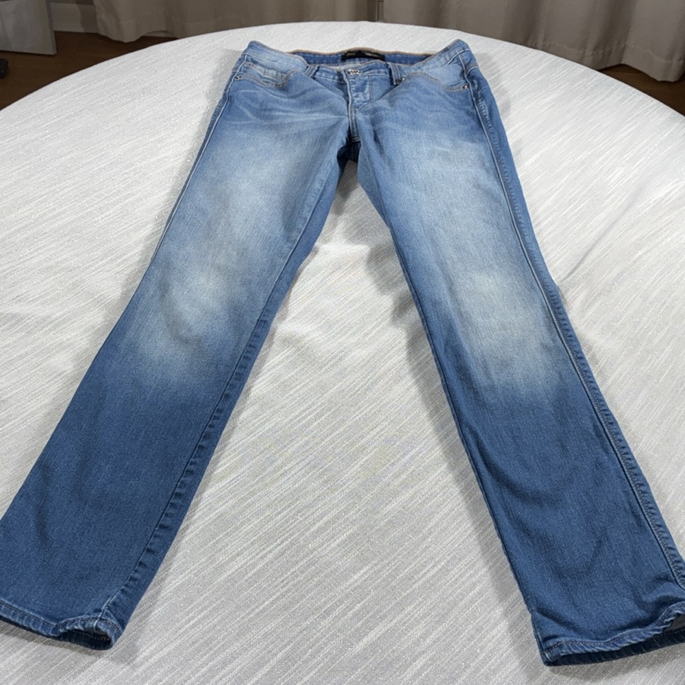 Levi’s Flatters & Flaunts Skinny Mid Rise with Stretch Waist Size 29 Inseam 29”